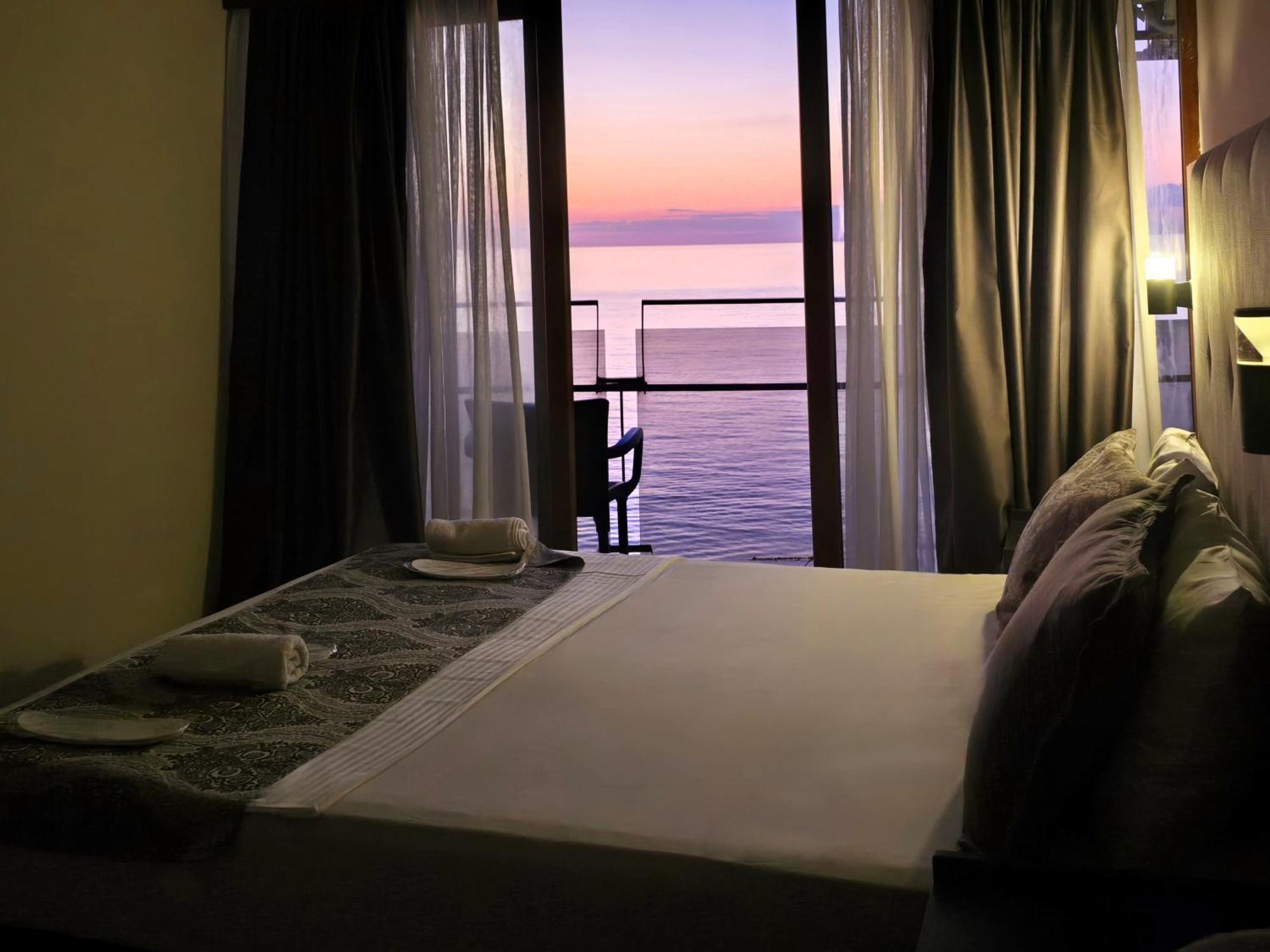 Ashtal Beach Hotel Батуми Екстериор снимка